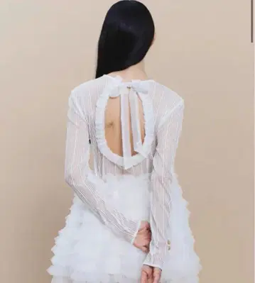 Bibiy. 화이트 오픈 백 긴팔 상의 bibiy