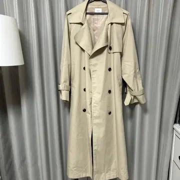 베이지 더블 브레스트 트렌치코트