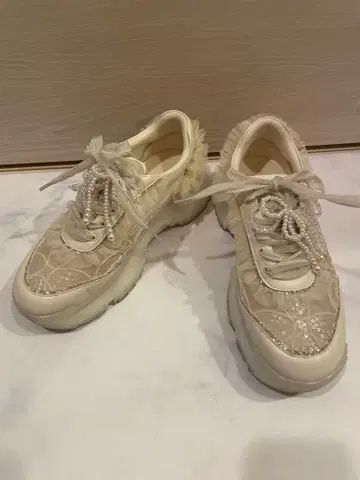 [새상품급] RANDA 레이스 비즈 통굽 스니커즈 25.5cm