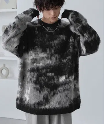 추상적인 샤기 모헤어 라이크 루즈 크루넥 니트