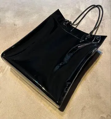 Neuna 블랙 에나멜 토트백