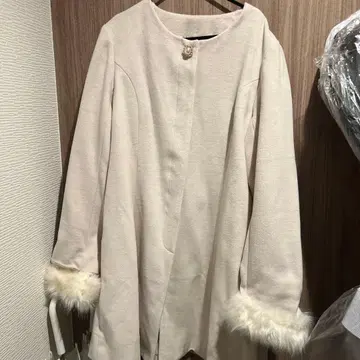 dazzlin 아이보리 퍼A라인 코트