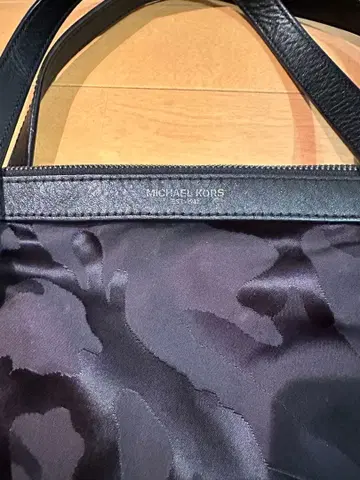 MICHAEL KORS 블랙 카모플라쥬 토트백