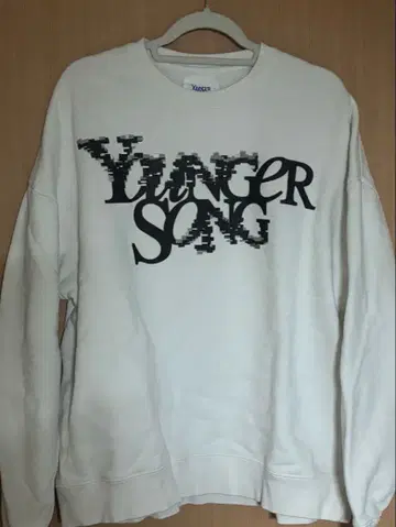 Younger Song 화이트 맨투맨