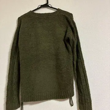 올리브 그린 긴팔 니트 스웨터