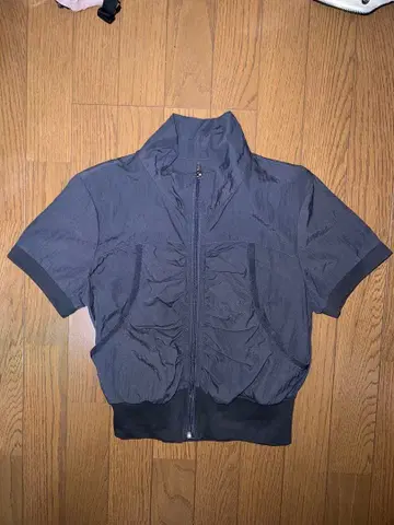 다크 그레이 반팔 프릴 디자인 상의