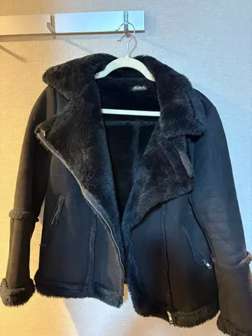 블랙 무스탕 스타일 숏 자켓