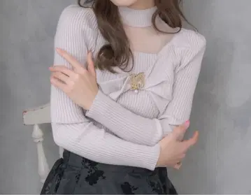 시어 데콜테 트위스트 리본 니트