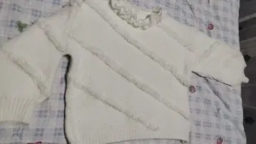 화이트 스트라이프 니트 스웨터