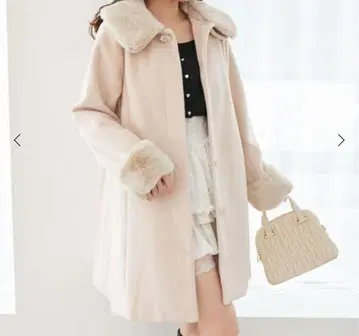 퍼 달린 핑크 롱 코트