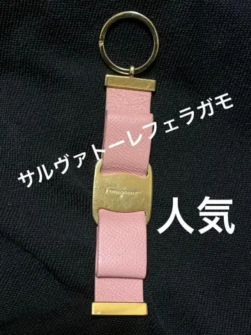 페라가모 핑크 가죽 키링. 꽤 빅 사이즈의 인기 상품입니다.