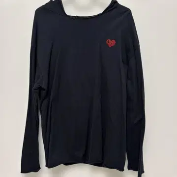 후드 부착 블랙 후드티 하트 자수
