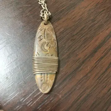 앤티크 조각 디자인의 금속제 목걸이