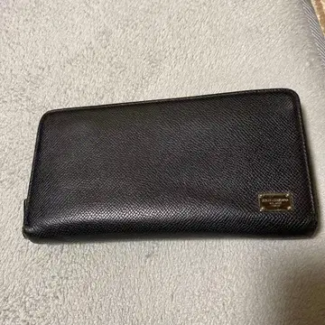 돌체앤가바나의 장지갑입니다.