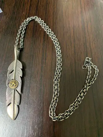 깃털 모티브 목걸이 금속제