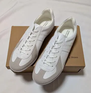 미사용 새상품 저먼 트레이너 그린 라벨 화이트 42