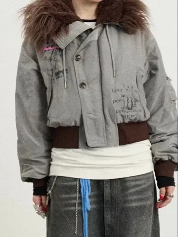 퍼 달린 그레이 크롭 자켓