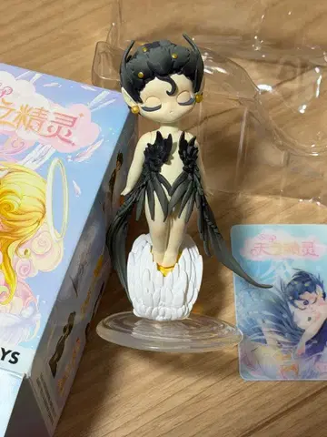 피규어 블랙과 화이트 깃털 캐릭터