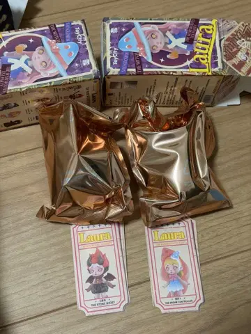 로라 피규어 세트 2개와 카드 포함