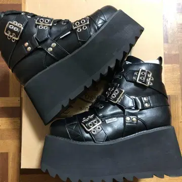 [ YOSUKE.U.S.A ] LL 사이즈 통굽 하네스 디자인 부츠 블랙