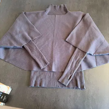 하이넥 스웨터와 판초 그레이