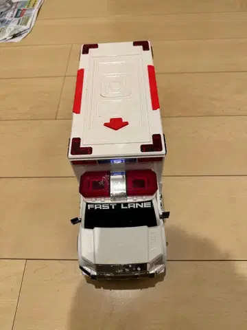 FAST LANE 구급차 화이트/레드