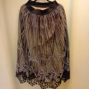 더블 스탠다드 클로징의 플레어 스커트 블랙 골드 자수