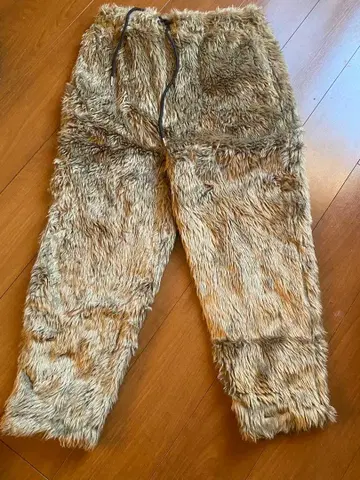 퍼 소재 베이지 계열 팬츠 드로우 스트링 포함