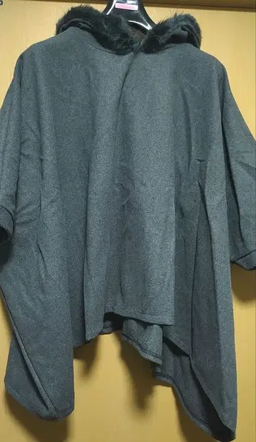 다크 그레이 퍼 달린 판초 케이프 코트