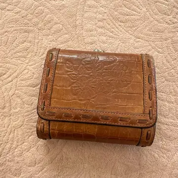 꽃무늬 엠보싱 가공 이단 접이식 지갑 브라운