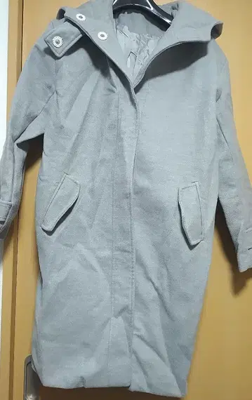 그레이 후드 부착 롱 코트