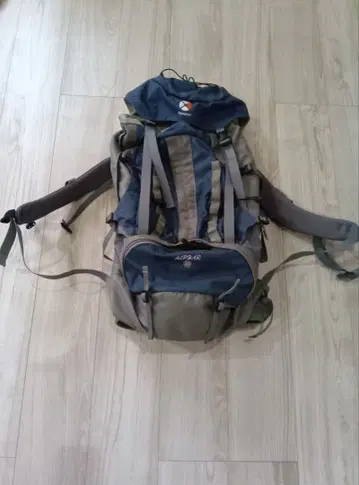 캐러밴 ALPHAR 35L 백팩 네이비/그레이