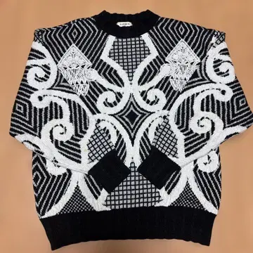 SUPERIOR 기하학 패턴 니트 스웨터 블랙 화이트