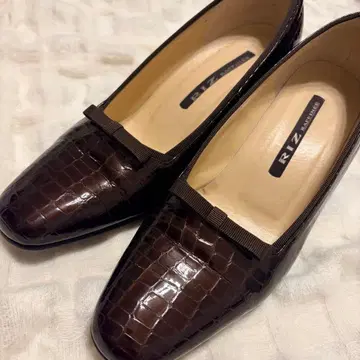 RIZ RAFFINEE 다크 브라운 크로커다일 패턴 가죽 펌프스