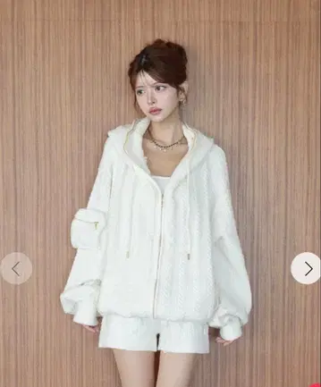 랜디 화이트 니트 케이블 셋업