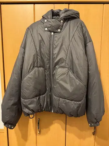 미스비헤이브 MISBHV 다운 자켓 그레이 정가:136600