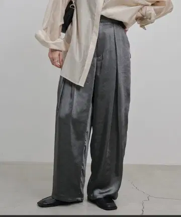 그레이 새틴 와이드 팬츠 플리츠 포함 셀렉 모카 작은 키