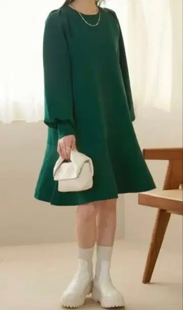 [ 새상품급 ] Vis 퍼프 슬리브 절개 미니 플레어 원피스