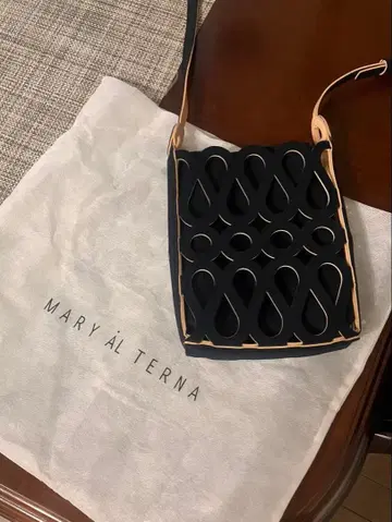 새상품급!!! MARY AL TERNA 블랙 숄더백