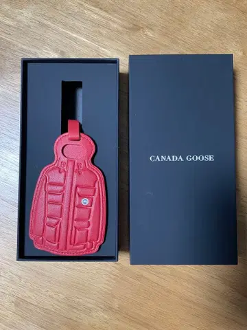 CANADA GOOSE 가죽 네임택 레드