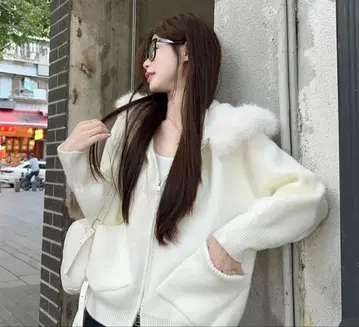 화이트 퍼 포함 집업 니트