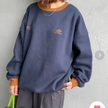 UMBRO/엄브로] 별주 원포인트 자수 로고 크루넥 맨투맨