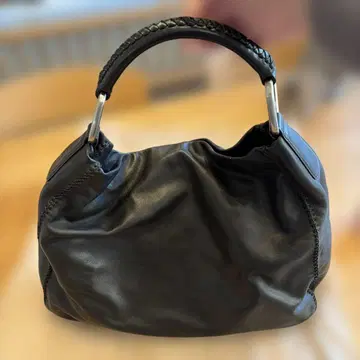 사자비 블랙 가죽 백