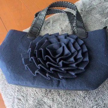 네이비 플라워 장식 토트백