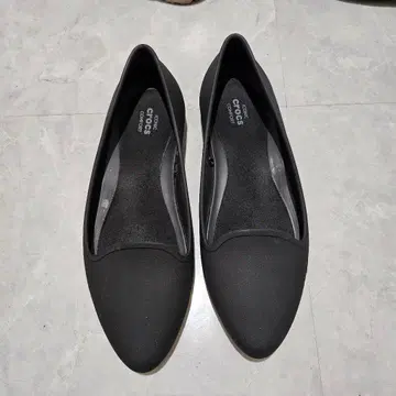 Crocs 블랙 플랫슈즈