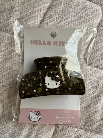 새상품 LOWRYS FARM x HELLO KITTY 바레트