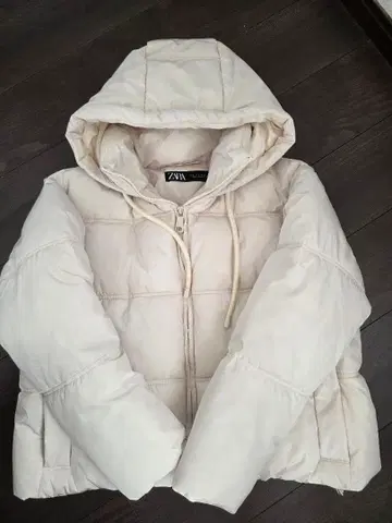ZARA 후드 부착 화이트 다운 자켓 S