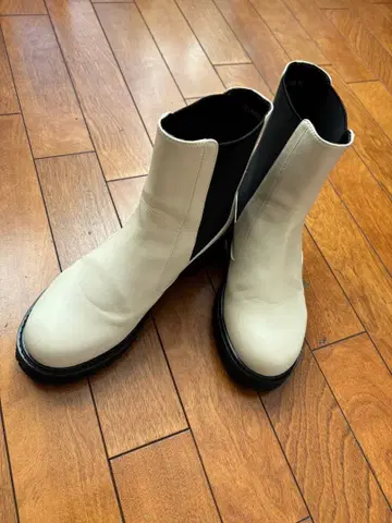 INDIVI 화이트 블랙 가죽 부츠