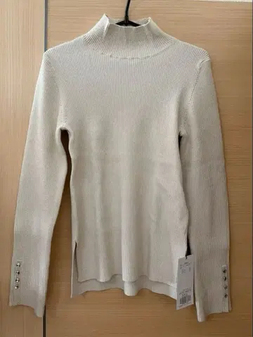 JUSGGLITTY 하이넥 라메 리브 니트