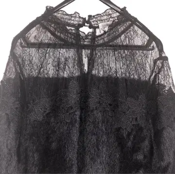 NICE CLAUP 레이스 절개 퍼 니트 플라워 모티브 블랙